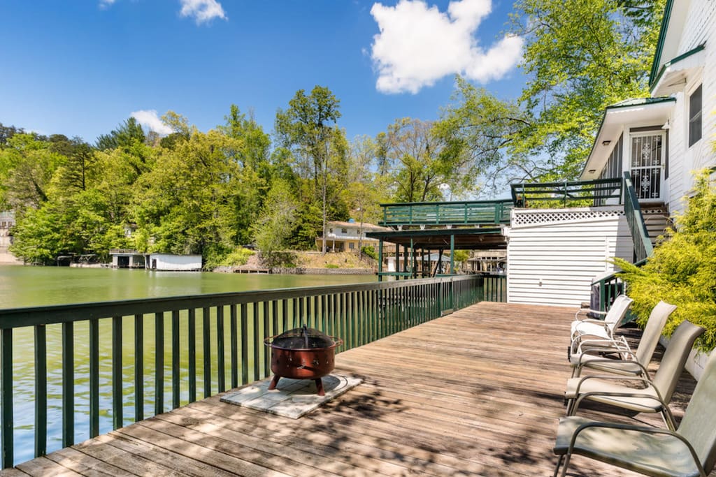 A great firepit on the long deck where you can jump straight into the water. George and Gemima duck, a turtle or 2, and tons of fish will greet you in the morning!!