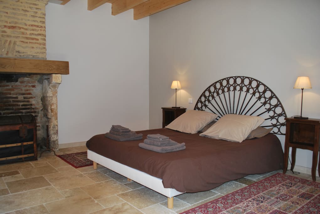 Chambre du rdc avec son lit de 160X200 - Gîte de la Guirandole-Dordogne