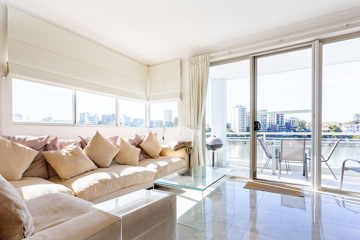 Luxury Waterfront 3BR Apartment