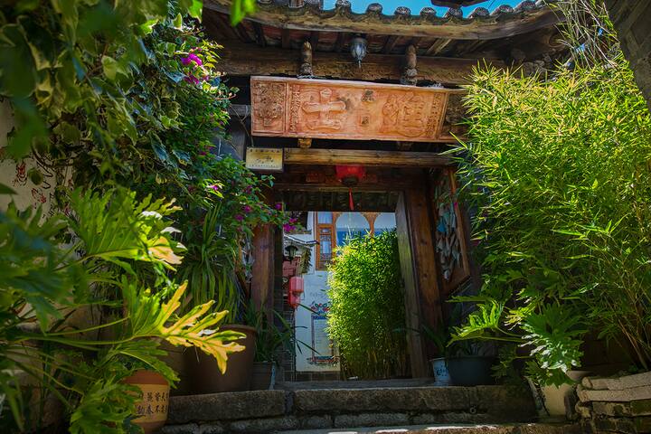 进士府 前院2楼17观景大床 古城中心 重点保护民居 近四方街 近木府 大水车 酒吧街 Brvnare Za Najam Lijiang Yunnan Kina