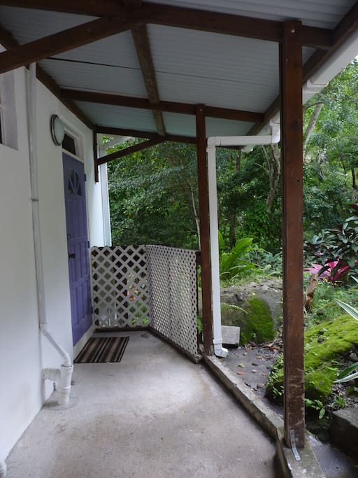 L'entrée couverte et protégée du studio
