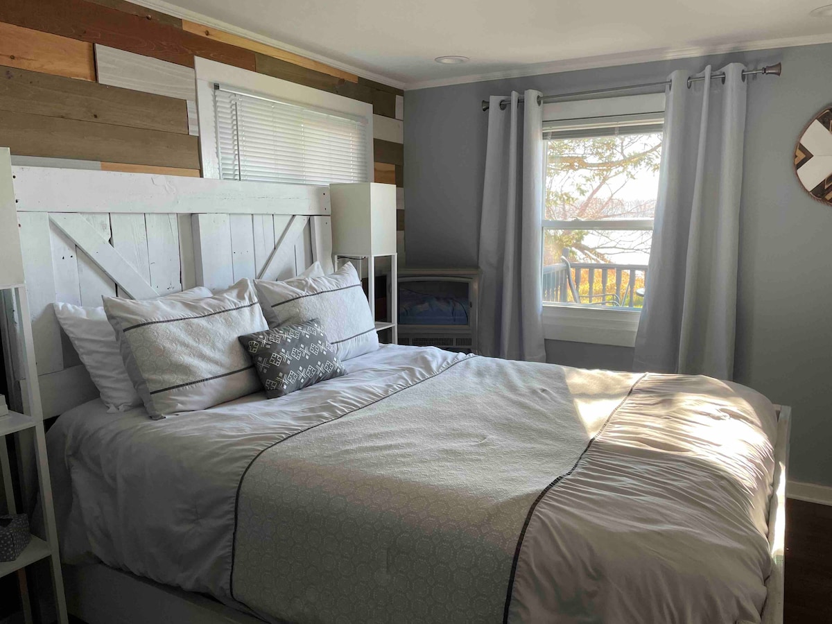 Accogliente camera da letto matrimoniale con caminetto elettrico