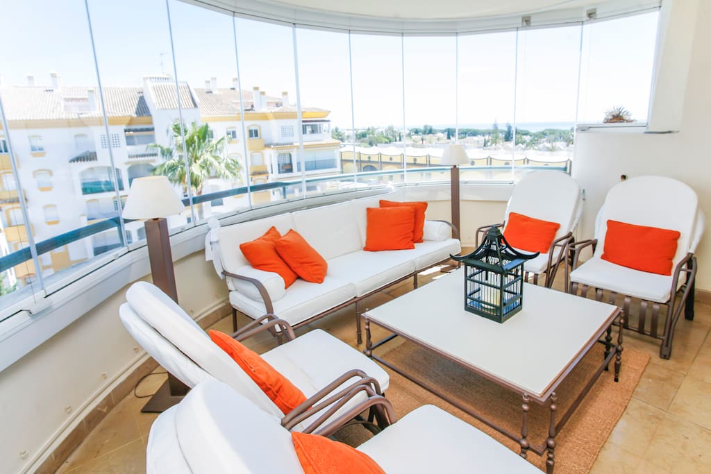 Gorgeous panoramic terrace. It allows to enter tons of light and have wonderfull views, but at the same time gives privacy and offers additional safety for those families with children.