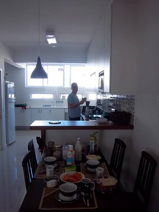 Área de café e cozinha