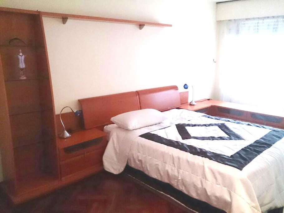 Habitación amplia con gran bañera.