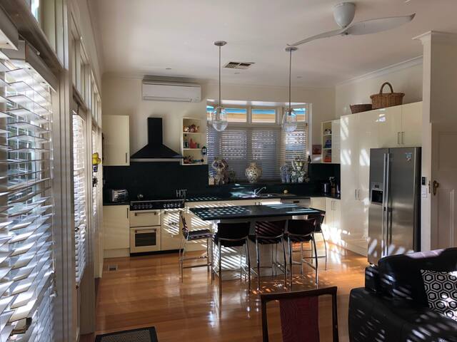 3 Bedroom, 3.5 bathrm, Home w double garage gallery image 3