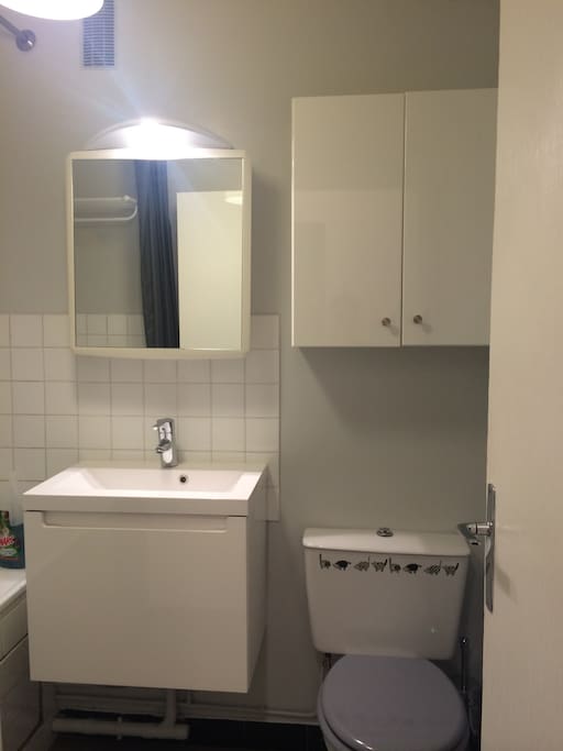 salle de bain avec baignoire