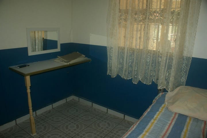 la chambre 2 dispose de la climatisation, de 3 lits simples et d'une commode