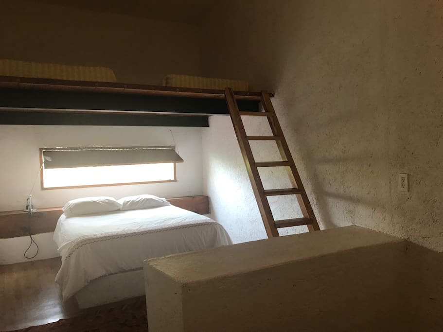 Cuarto completo con cama queen y tapanco con dos camas
