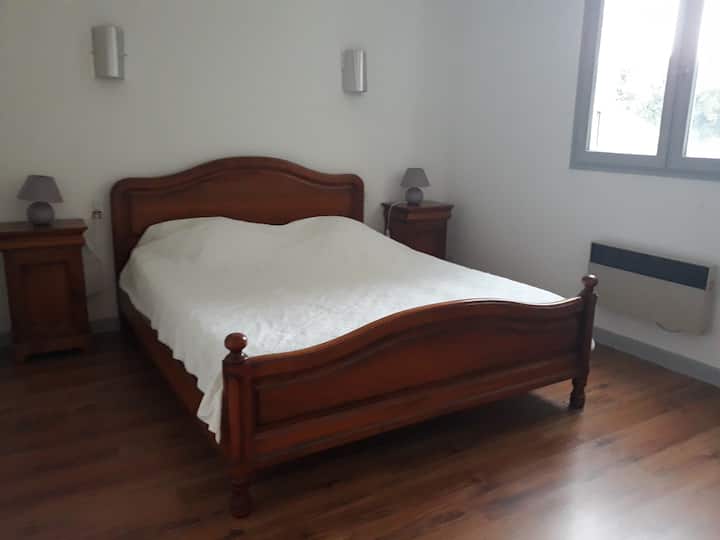 חדר שינה ראשי עם מיטת קווין סייז בגודל  1.60 מ 'לשני אנשים