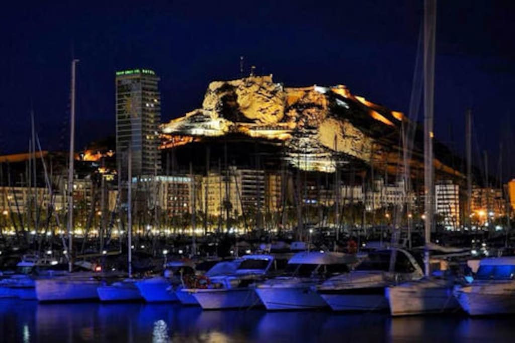 Puerto de Alicante con el castillo de Santa Bárbara al fondo.