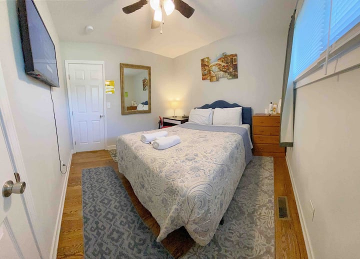 Cozy room near Arrowood light rail station P&R C1 Houses for Rent in