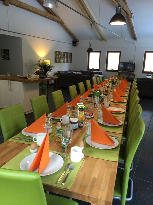 Een grote tafel waar je met de hele groep kan aanschuiven!