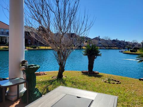 Boating and fishing on a Lakefront house