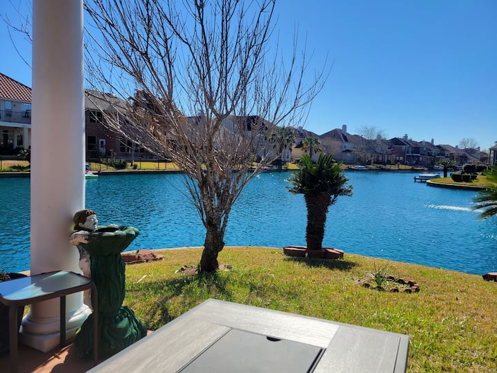 Boating and fishing on a Lakefront house