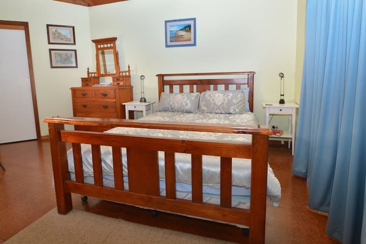 Hauptschlafzimmer mit vielen Fenstern 