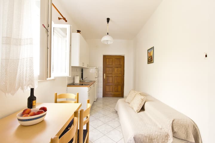 Segundo apartamento en la planta baja con un dormitorio y una terraza más pequeña. 