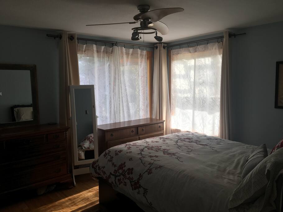 Bedroom 1 - Queen bed
