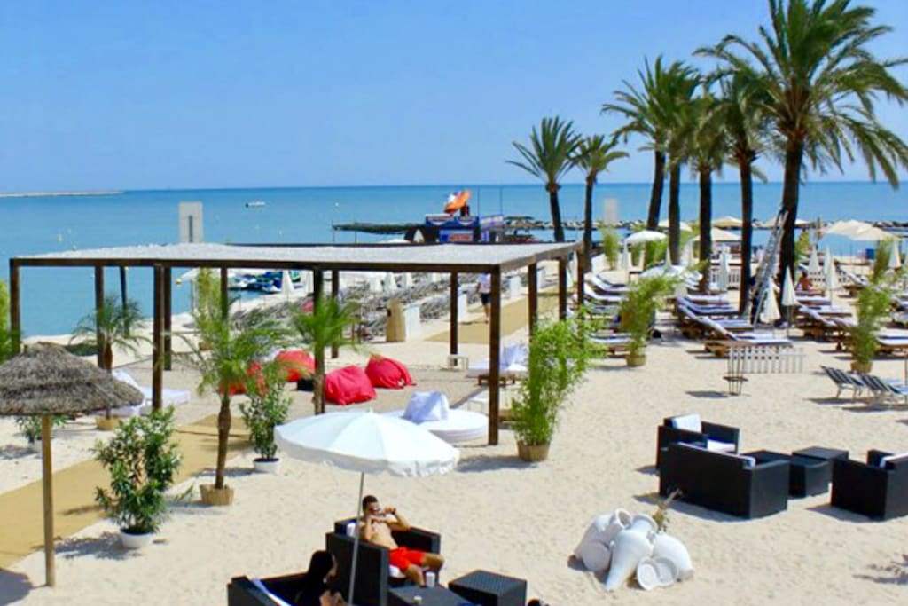 Hotel Hallyday Inn a 50m de la résidence avec sa plage privée (accessible à l'extérieur)
Tout au bout un ponton de loueur de jet ski, parachute ascensionnel, padlles...