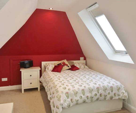 Spacious double ensuite room near M23 M25 & Zone 6