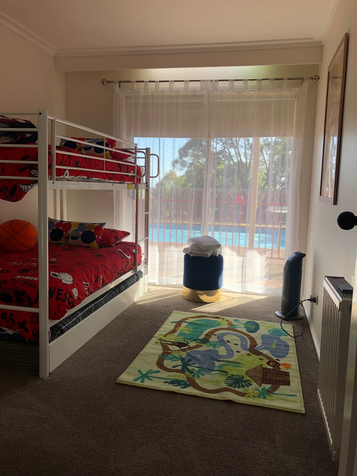 3er dormitorio de invitados - Habitación para niños con litera (la parte superior solo es adecuada para niños). 
Lower Sgle puede dormir un adulto + equipado con una cama corrediza en Sgle.