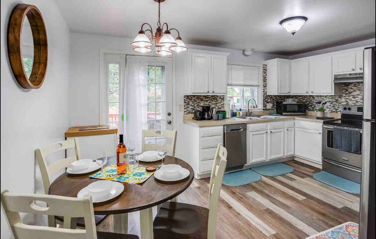 Ranch W/ Hot Tub~ by Arprt/Dtwn/UofR/RIT W/AC gallery image 4