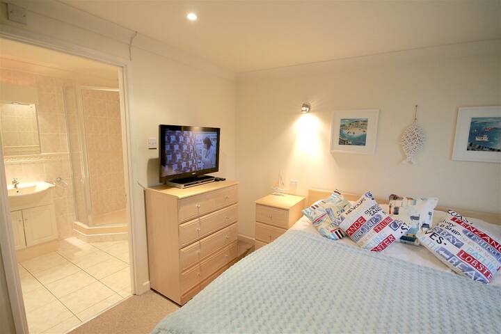 Спалня 1 майсторски суперголямо двойно легло с телевизор и самостоятелна баня