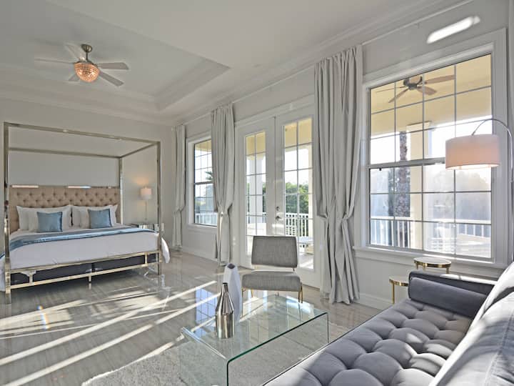 L'ampia suite padronale al piano superiore dispone di un proprio salotto.