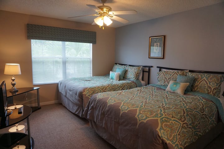 ห้องนอนที่ 4 เตียงควีนไซส์ 2 เตียง