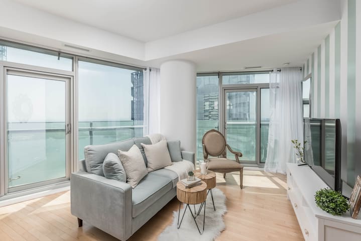 59th Floor Condo with Breathtaking Views + Parking gallery image 2