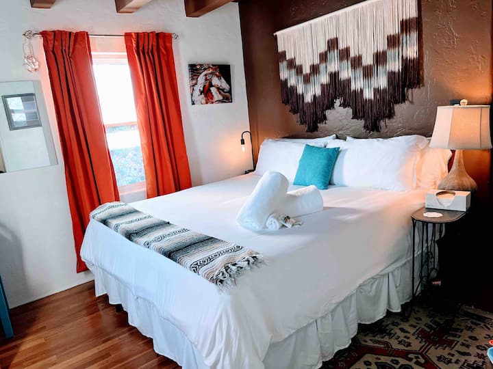 Nob Hill’s Casa Flamingo King Safe Prime Location Houses for Rent in