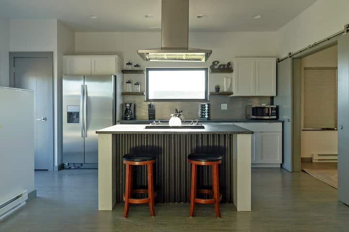 Peaks View Suite-modern Apt, Central Bzn W/ Garage - Bozeman, MT