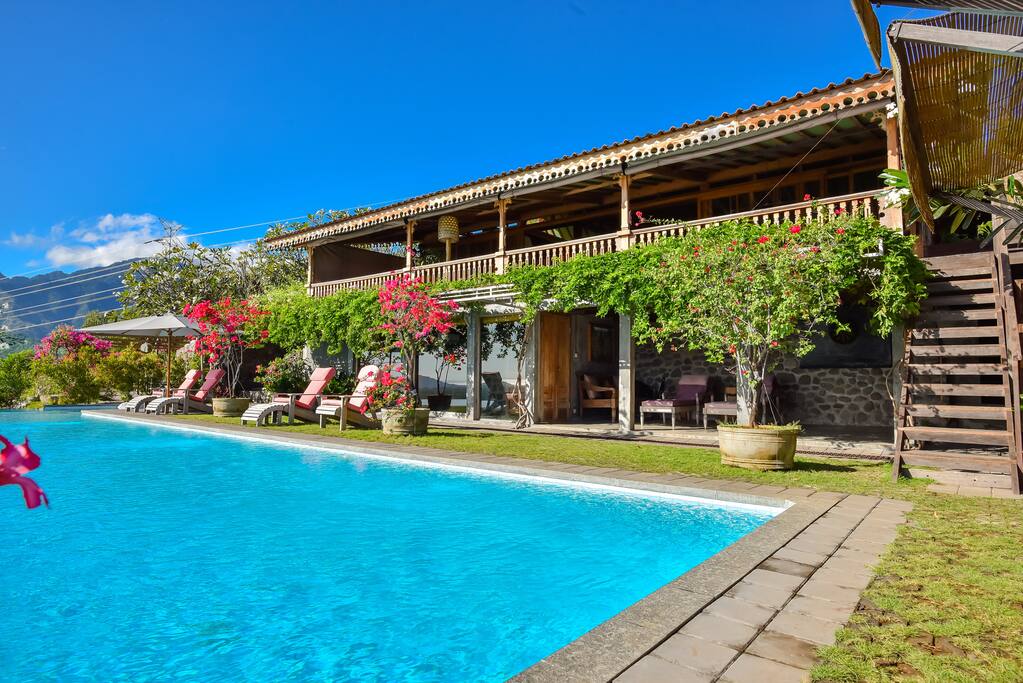 Stairs towards the 2 bedrooms close to the pool from the main terrace