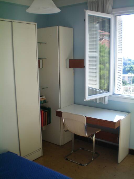 La chambre bleue (fenêtre)