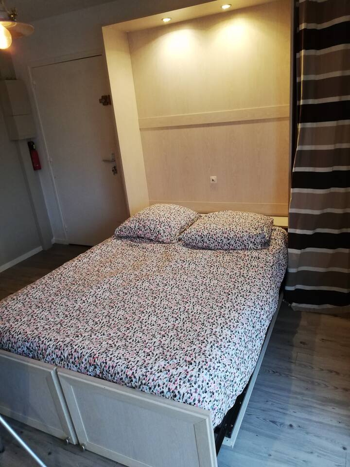 Გასაშლელი საწოლი გაშლილია 140*190