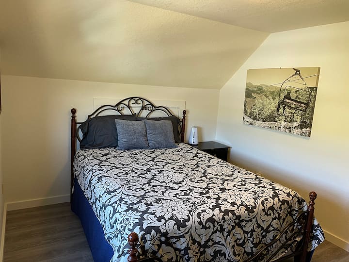 Прва спална соба на југ со клима уред на горниот кат. 