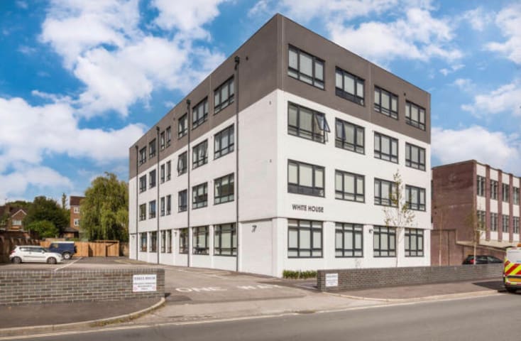 Modern & Cosy 2 Bed flat, very close to Station