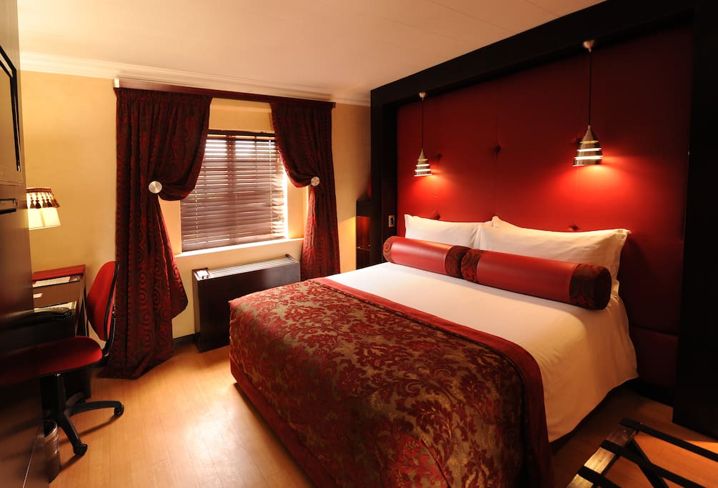 Rooms with double bed and private bathrooms