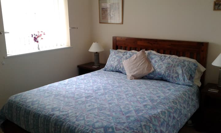 Მთავარი საძინებელი, რომელიც გადაჰყურებს შროფშირის იუნიონის არხს. Ახალი მატრასებით