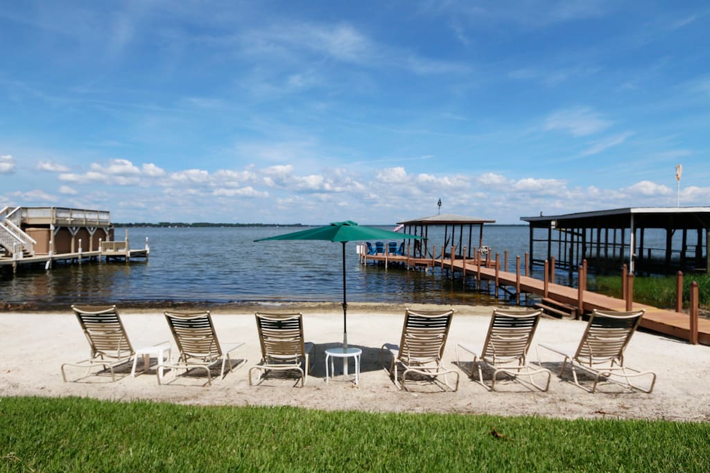 Lakeside Cottage on Lake Dora Cottages for Rent in Tavares, Florida