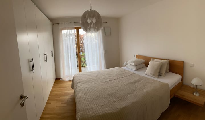 Dormitorio con armario empotrado grande