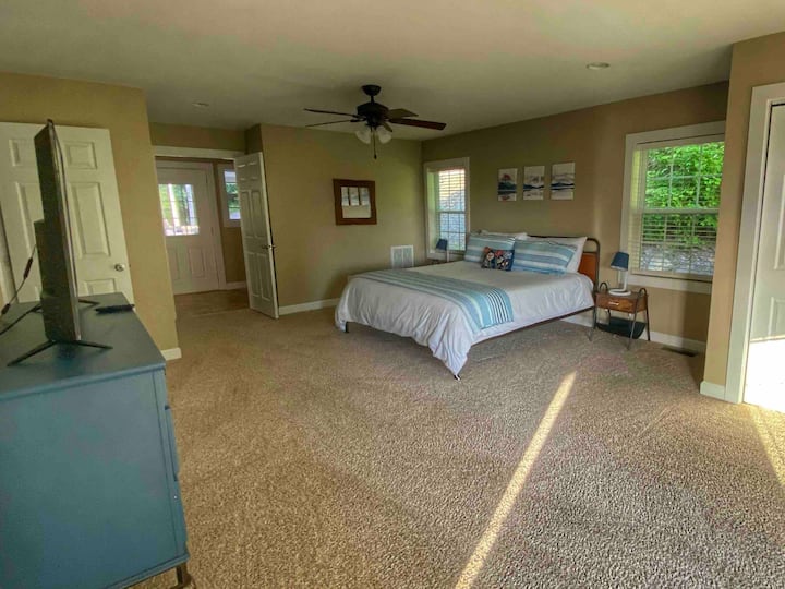 Ეს ქვედა მთავარი საძინებელი ადაპტირებულია კიბეზე ასვლის გარეშე. Მას აქვს ტბის ხედი და გასრიალებული კარი გადასაფარებელ ვერანდაზე.