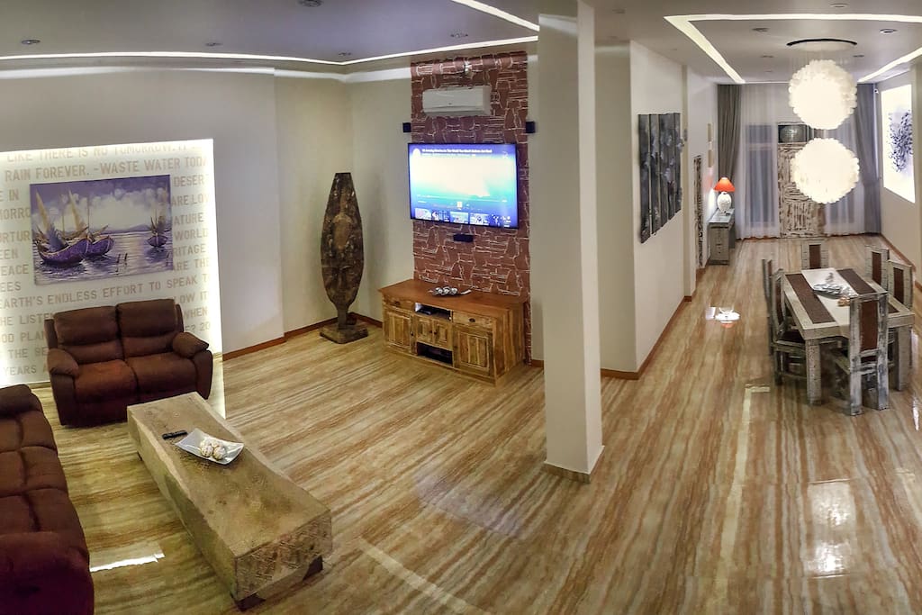 Huge 90m2 living room with 65" smart tv and free wifi