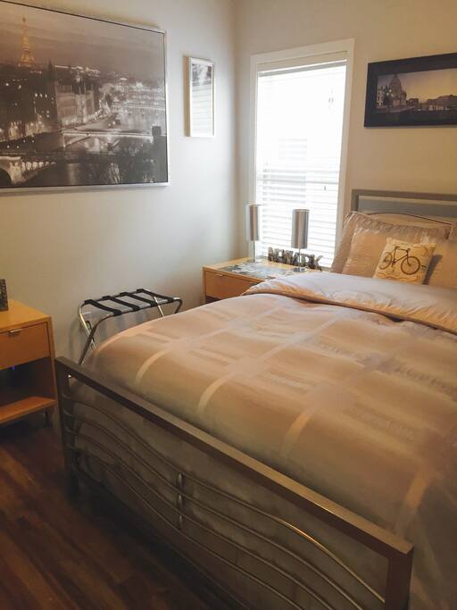 Second bedroom with queen size bed