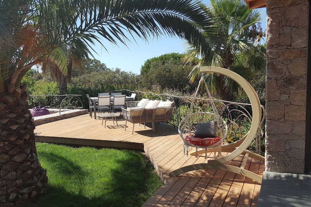 hamac et salon de jardin sur la terrasse bois