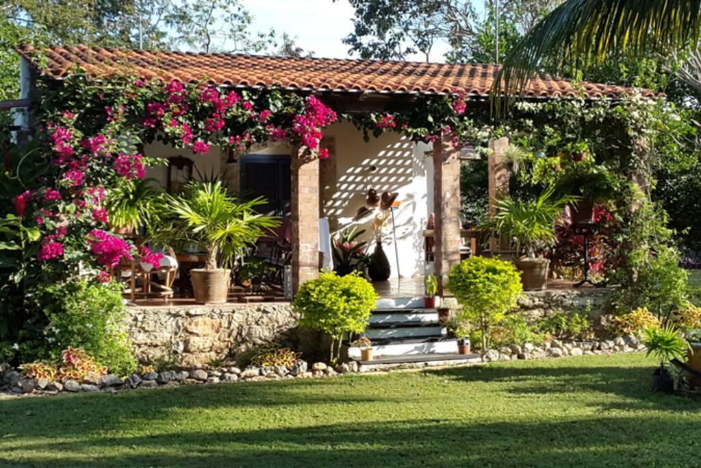 CASA CON TERRAZA Y MESA DESAYUNADOR