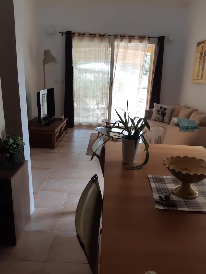 פינת אוכל ואז פינת טרקלין טלוויזיה המשקיפה על המרפסת כדי להכין את הברביקיו!