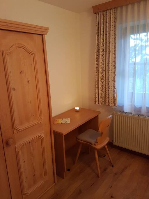 Auch ein Kasten sowie ein kleiner aber feiner Schreibtisch sind vorhanden