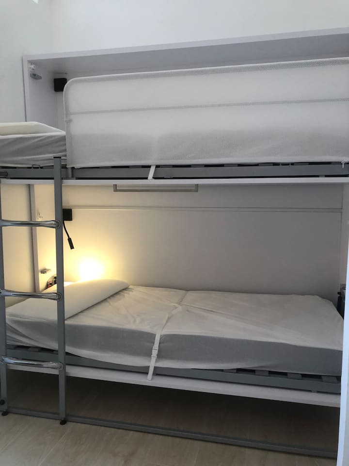 I სართული: მერფის ორსართულიანი საწოლები ღიაა 