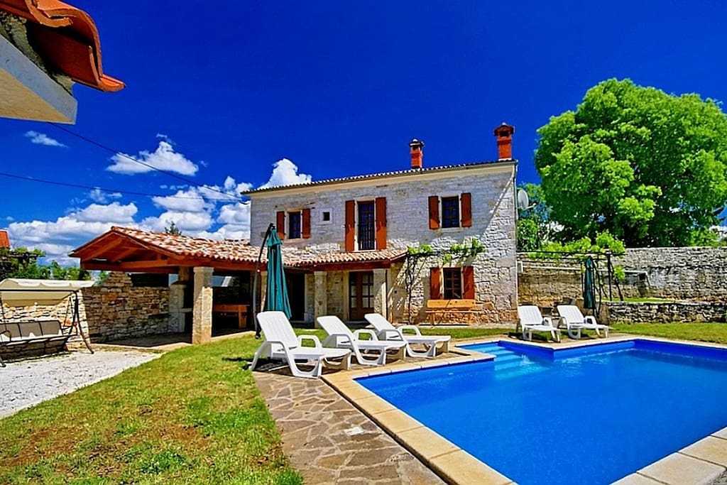 Villa with swimming pool